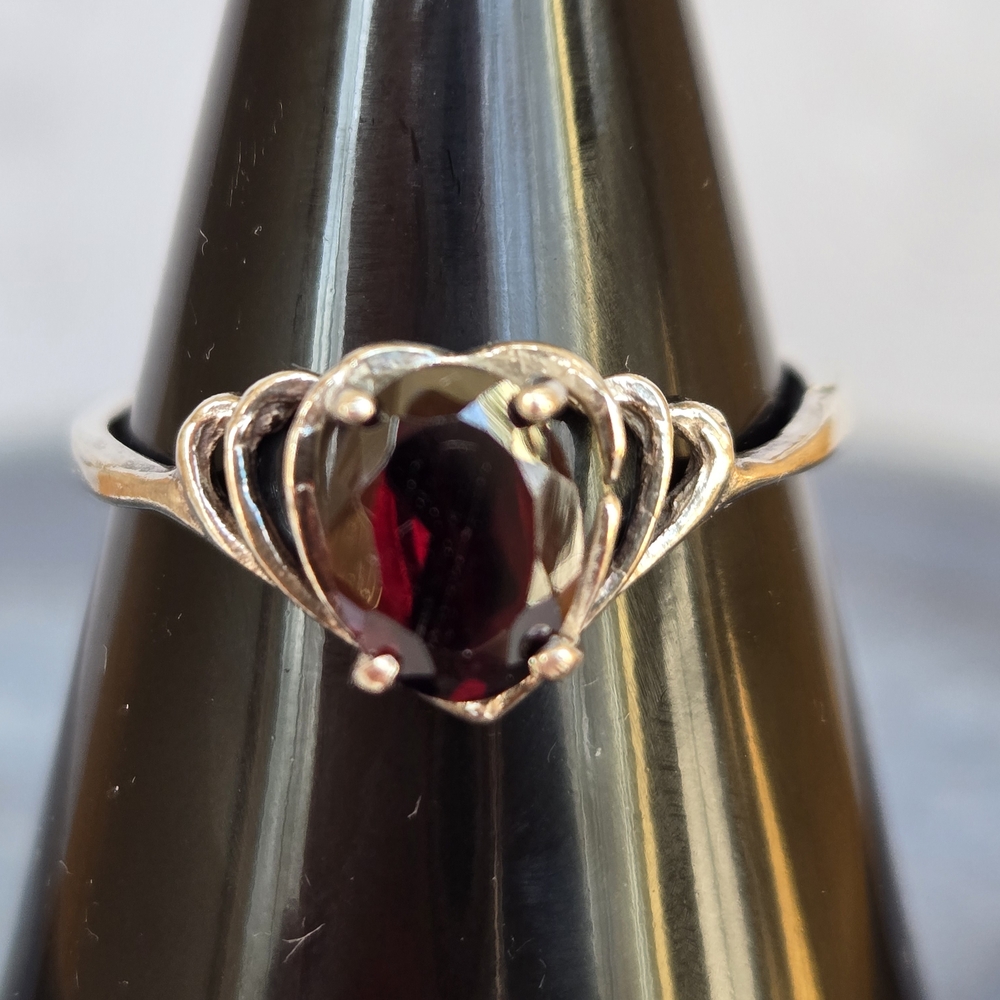 Vinyage Heart-Shaped Red Garnet Ring in Sterling Silver